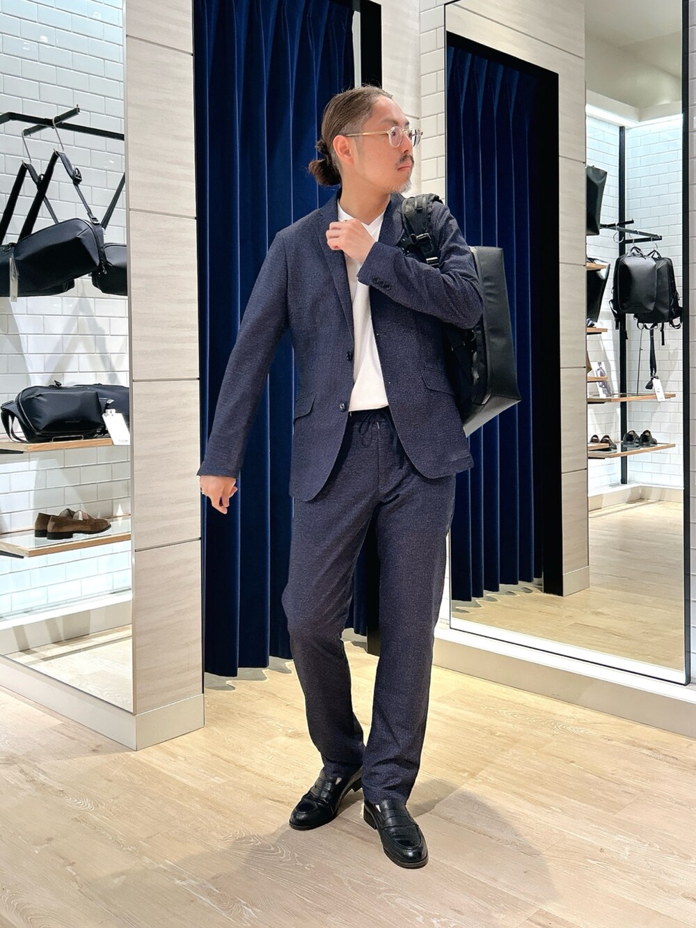 ブルー系のテーラードジャケット、ブルー系のその他パンツ、ホワイト系のTシャツ/カットソーを着用したメンズの春コーディネートの5枚目の写真