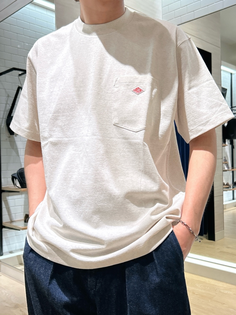 「ショルダーバッグ、夏コーデ、夏、夏だ！Tシャツ着よう！、カジュアル、カジュアルコーデ、オトナカジュアル、休日スタイル、お出かけコーデ、ローファー、キャップ、春夏コーデ、Danton、半袖シャツ、Tシャツ」｜「YAKPAKの【YAK PAK/ヤックパック】SHOULDER BAG M 25SS（ショルダーバッグ、ブラック系）」を使った、MIZUTAさん（メンズ・174cm）の春コーディネートの7枚目の写真