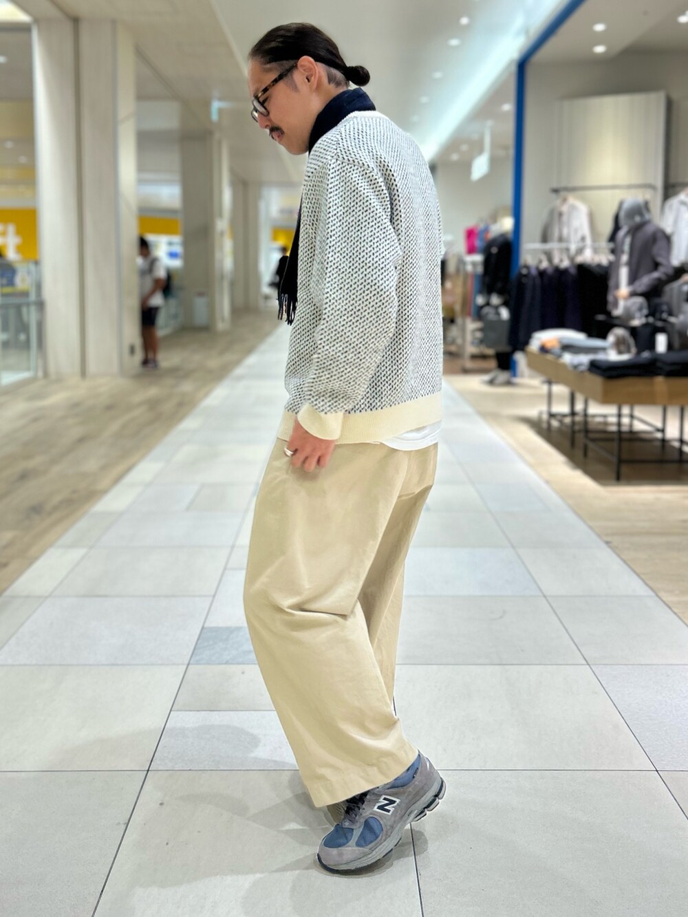 「メンズファッション、休日コーデ、カジュアル、お洒落さんとつながりたい、大人カジュアル、クリスマスに着たい服、ニット、ジャガードニット、ジャガード、30代コーデ、きれいめカジュアル、NOLLEY'S、TAION、冬コーデ、マフラー」｜「NOLLEY'S goodmanの【WORK ABOUT/ワークアバウト】ジャカード プルオーバーニット（ニット/セーター、ホワイト系）」を使った、MIZUTAさん（メンズ・174cm）の冬コーディネートの2枚目の写真