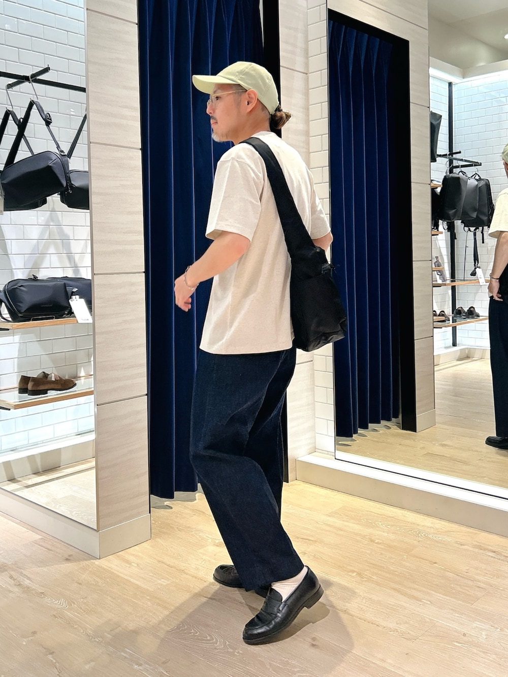 「ショルダーバッグ、夏コーデ、夏、夏だ！Tシャツ着よう！、カジュアル、カジュアルコーデ、オトナカジュアル、休日スタイル、お出かけコーデ、ローファー、キャップ、春夏コーデ、Danton、半袖シャツ、Tシャツ」｜「YAKPAKの【YAK PAK/ヤックパック】SHOULDER BAG M 25SS（ショルダーバッグ、ブラック系）」を使った、MIZUTAさん（メンズ・174cm）の春コーディネートの4枚目の写真