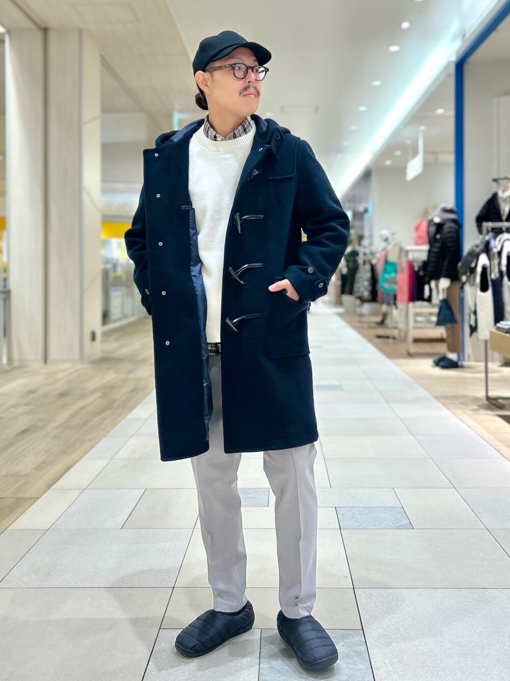 ブラック系のサンダル、グレー系のその他パンツ、グレー系のシャツ/ブラウスを着用したメンズの冬コーディネートの2枚目の写真