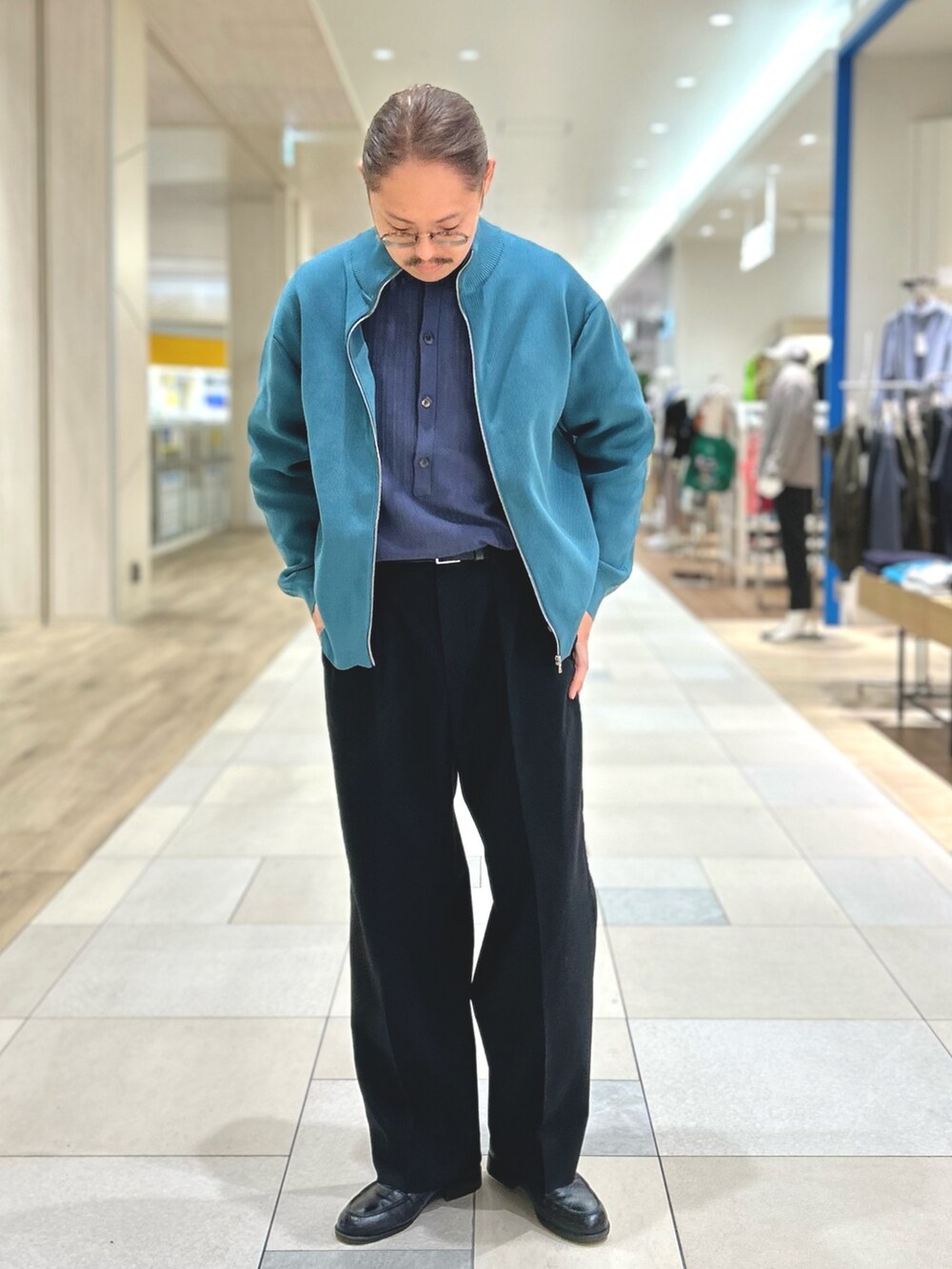 ブルー系のニット/セーターを着用したメンズの冬コーディネートの3枚目の写真