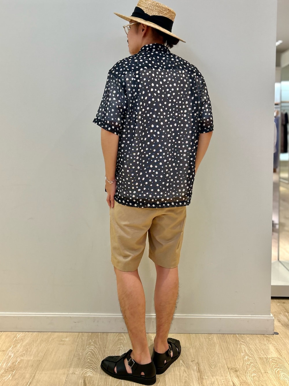 「お出かけコーデ、大人カジュアル、シャツスタイル、ショートパンツ、夏コーデ、カジュアル、グルカサンダル、カンカン帽、30代コーデ、NOLLEY'S、パラブーツ、メンズファッション、おしゃれさんと繋がりたい、半袖シャツ、オープンカラーシャツ」｜「NOLLEY’Sの総柄オープンカラーメッシュシャツ（シャツ/ブラウス、ブラック系）」を使った、MIZUTAさん（メンズ・174cm）の夏コーディネートの3枚目の写真