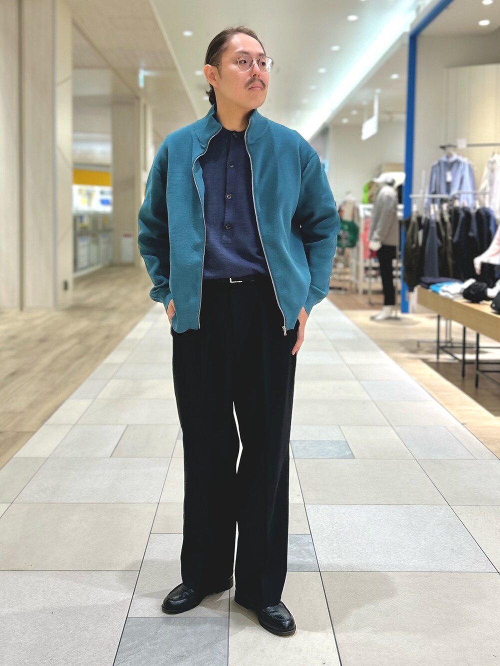 ブルー系のニット/セーターを着用したメンズの冬コーディネートの2枚目の写真