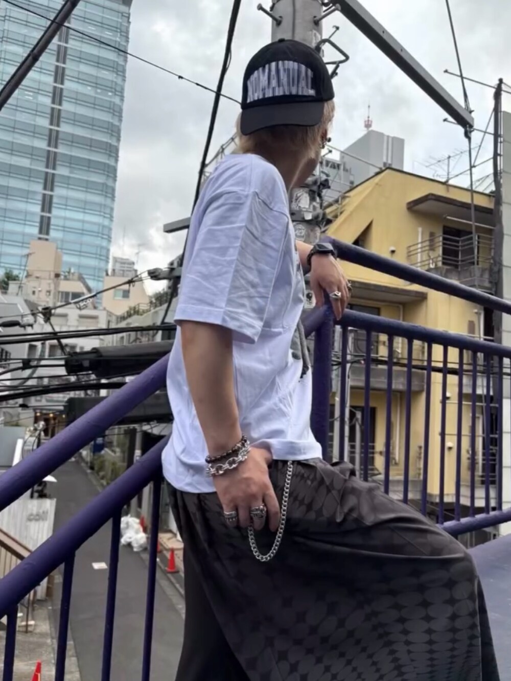 ホワイト系のTシャツ/カットソー、ブラック系のキャップを着用したメンズの秋コーディネートの2枚目の写真