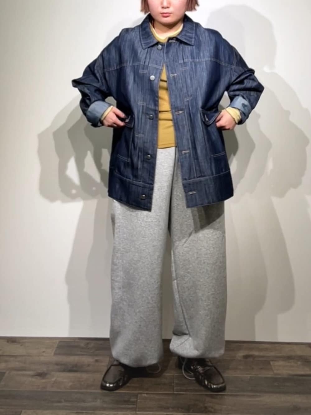グレー系のその他パンツ、ブルー系のデニムジャケット、イエロー系のTシャツ/カットソーを着用したレディースの秋コーディネートの2枚目の写真