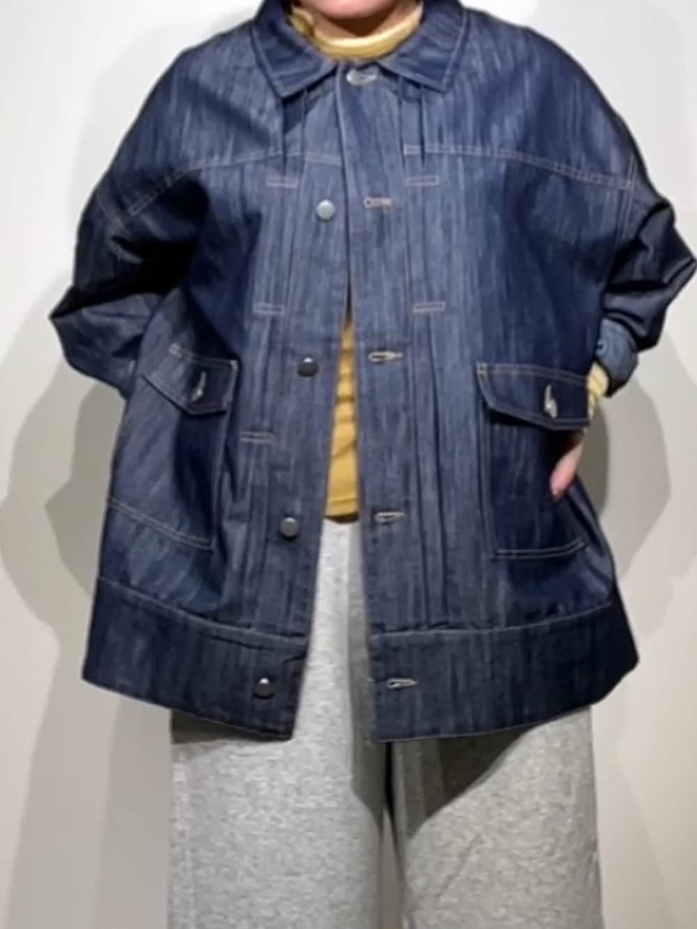 グレー系のその他パンツ、ブルー系のデニムジャケット、イエロー系のTシャツ/カットソーを着用したレディースの秋コーディネートの3枚目の写真