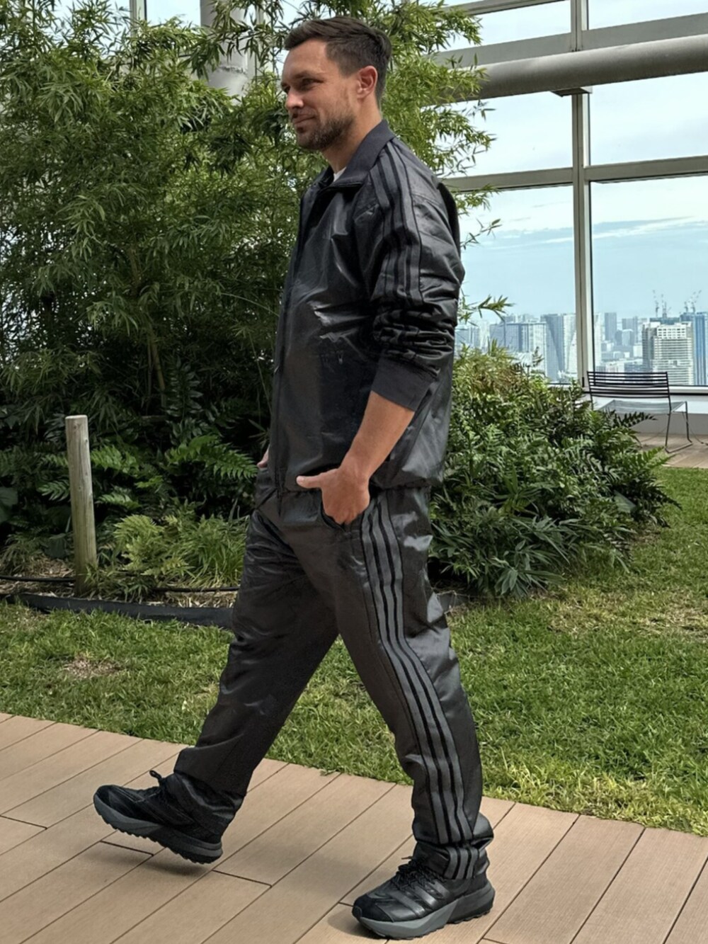 ブラック系のジャージ、ブラック系のその他パンツ、ブラック系のスニーカーを着用したメンズの秋コーディネートの2枚目の写真