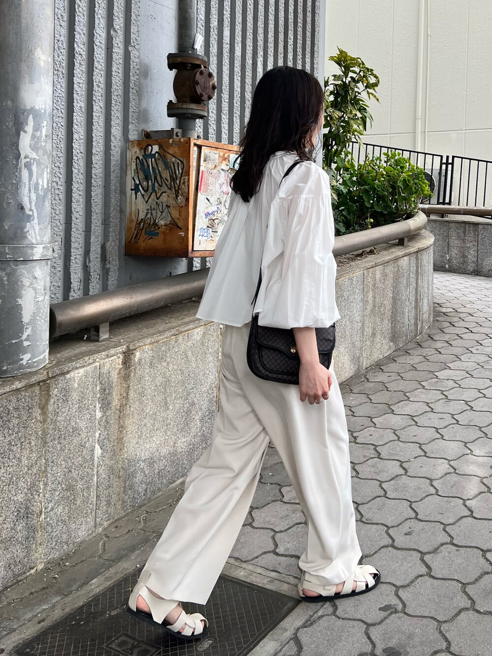 「大人カジュアル、休日コーデ、オトナカワイイ、シンプルコーデ、クロップドトップス、ワイドパンツ、シャツスタイル、グルカサンダル、ワントーンコーデ、オールホワイト」｜「CAPRICIEUX LE'MAGEのグルカサンダル（サンダル、ホワイト系）」を使った、harunaさん（レディース・165cm）の春コーディネートの2枚目の写真