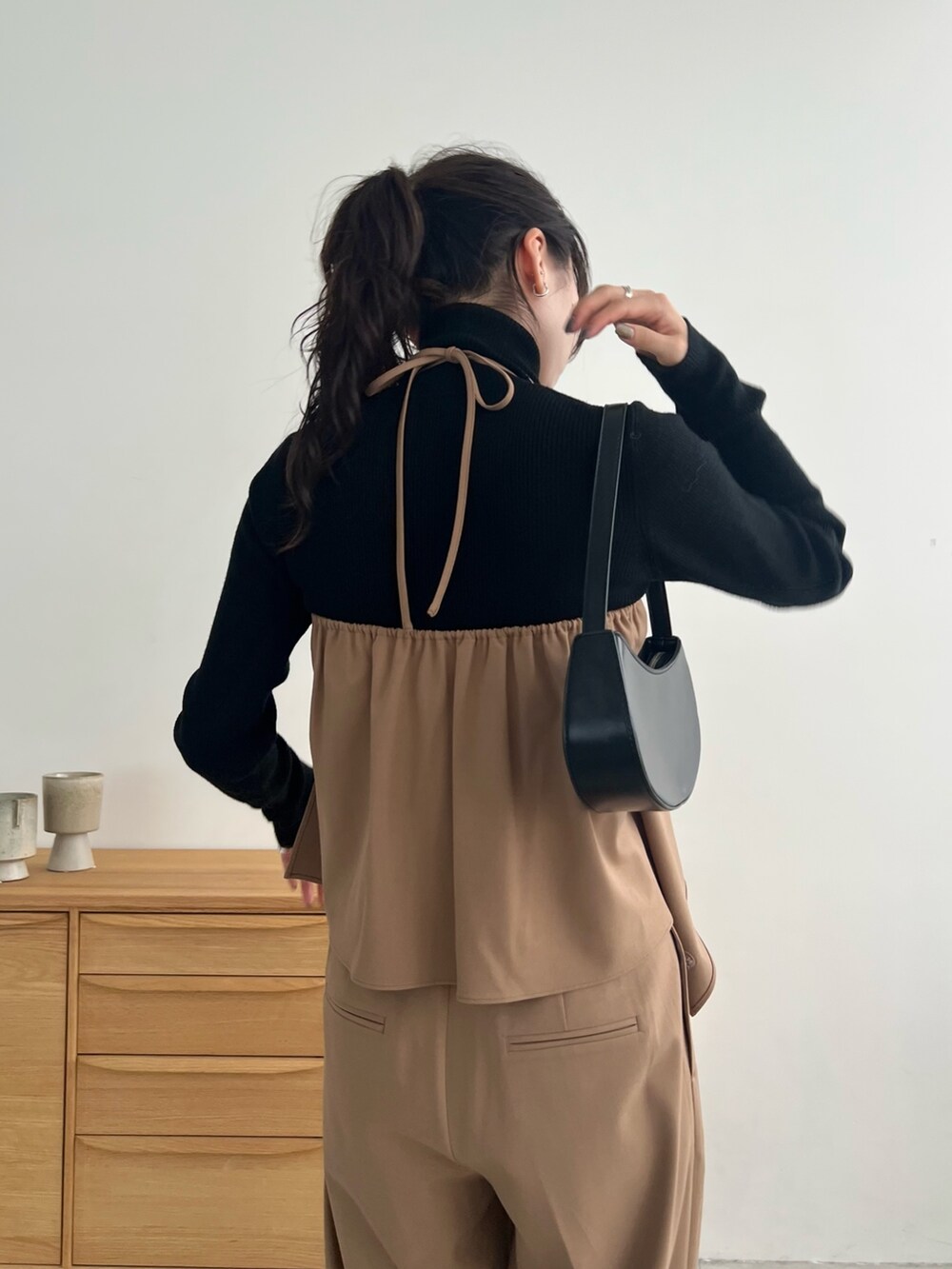 「レイヤードスタイル、淡色コーデ、ビッグシルエット、秋冬コーデ、お出かけコーデ、大人コーデ」｜「CAPRICIEUX LE'MAGEのベルト付ハイウエストパンツ（その他パンツ、ベージュ系）」を使った、harunaさん（レディース・165cm）の秋コーディネートの3枚目の写真