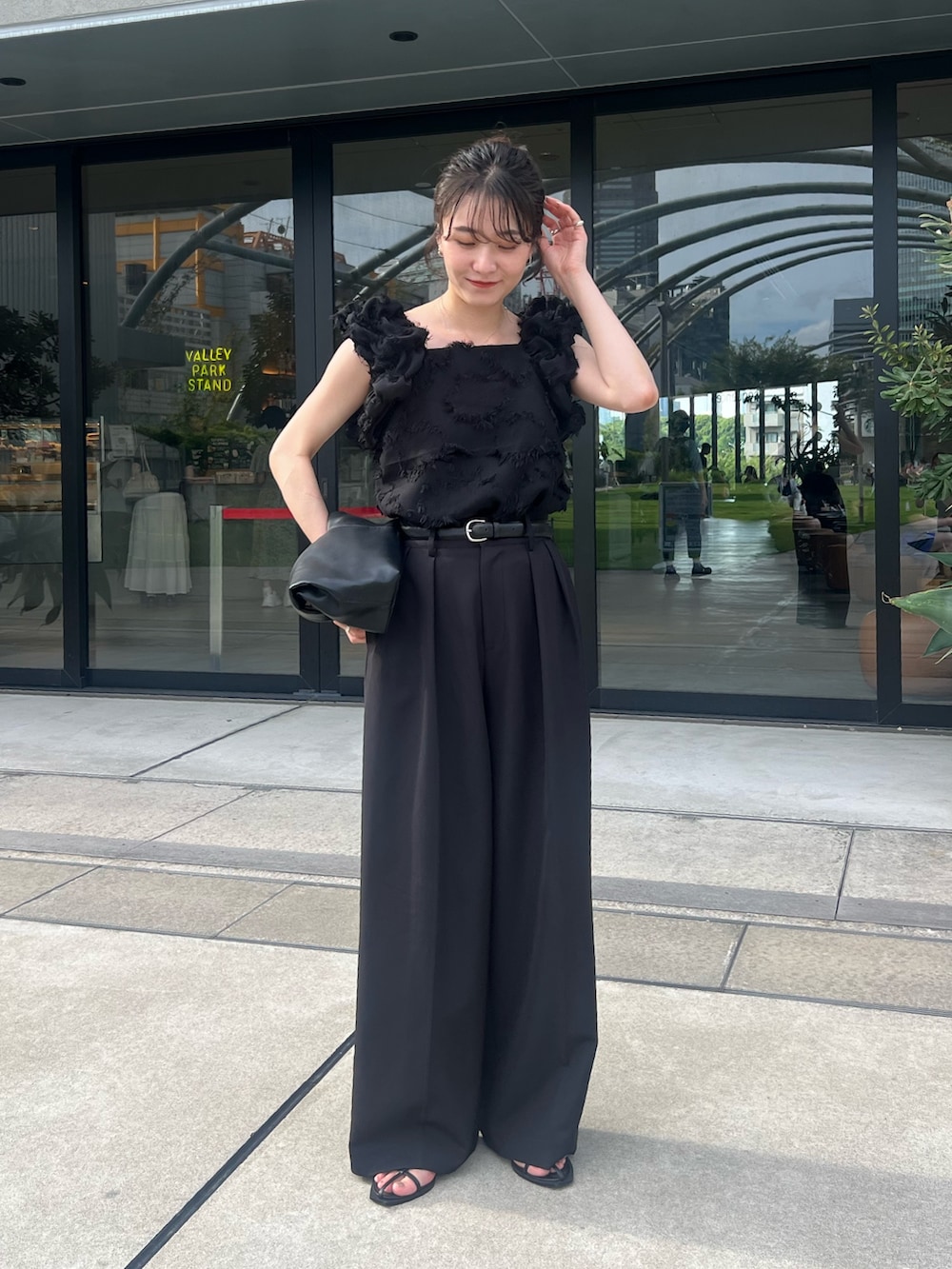 「ノースリーブ、シンプルコーデ、きれいめカジュアル、夏コーデ、ブラックコーデ、お出かけコーデ、モノトーン、おでかけコーデ、ラクチンコーデ、パンツスタイル、夏ルックで気分アップ、骨格ナチュラル」｜「CAPRICIEUX LE'MAGEの【低身長・高身長サイズあり】2タックワイドパンツ（その他パンツ、ブラック系）」を使った、harunaさん（レディース・165cm）の夏コーディネートの4枚目の写真