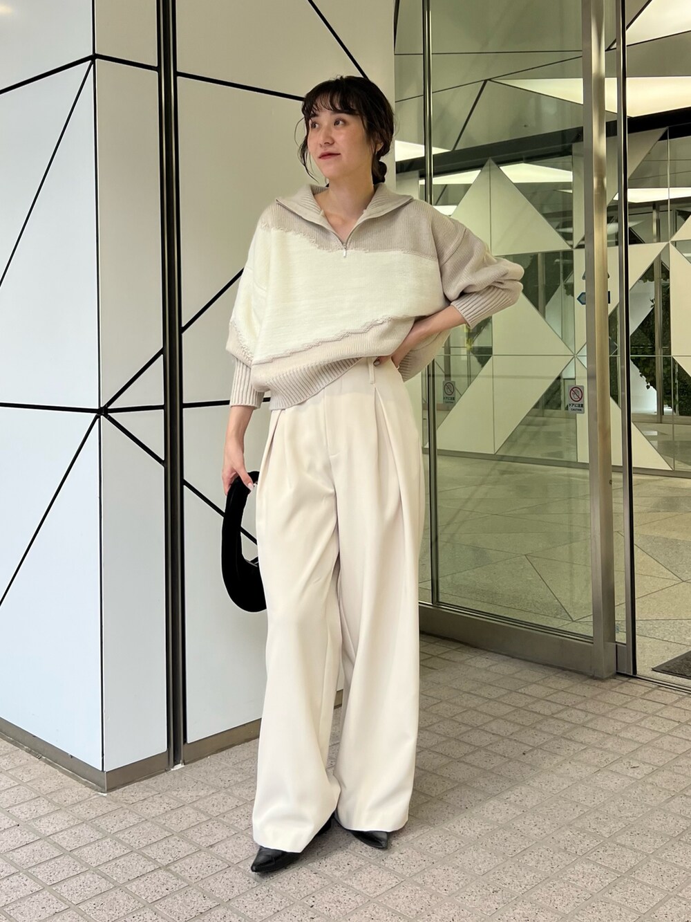 「秋コーデ、ワントーンコーデ、シンプルコーデ、バイカラー、ニット、ニットコーデ、淡色コーデ、大人カジュアル、骨格ナチュラル」｜「CAPRICIEUX LE'MAGEの【低身長サイズあり】3Dタックパンツ（その他パンツ、ホワイト系）」を使った、harunaさん（レディース・165cm）の秋コーディネートの2枚目の写真