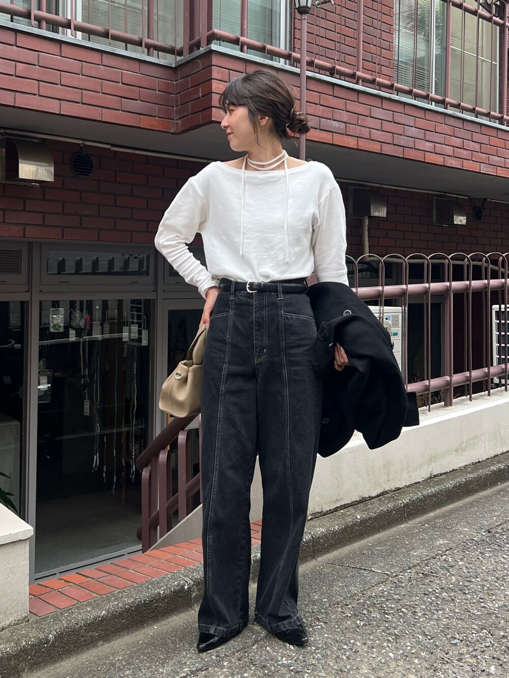 「お出かけコーデ、ロンT、デニム、デニムコーデ、オトナカジュアル、きれいめカジュアル、コート、骨格ナチュラル、シンプルコーデ」｜「CAPRICIEUX LE'MAGEのセンター切替デニム（デニムパンツ、ブラック系）」を使った、harunaさん（レディース・165cm）の秋コーディネートの2枚目の写真