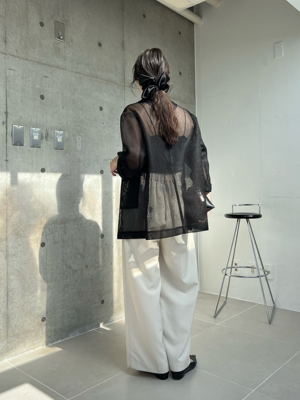 ホワイト系のその他パンツを着用したレディースの春コーディネートの4枚目の写真