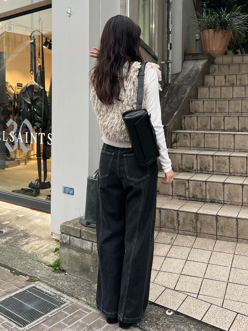 「最近のいい感じコーデ、きれいめカジュアル、ベスト、フリンジ、お出かけコーデ、デニム、カジュアル、シンプルコーデ」｜「CAPRICIEUX LE'MAGEのセンター切替デニム（デニムパンツ、ブラック系）」を使った、harunaさん（レディース・165cm）の秋コーディネートの4枚目の写真