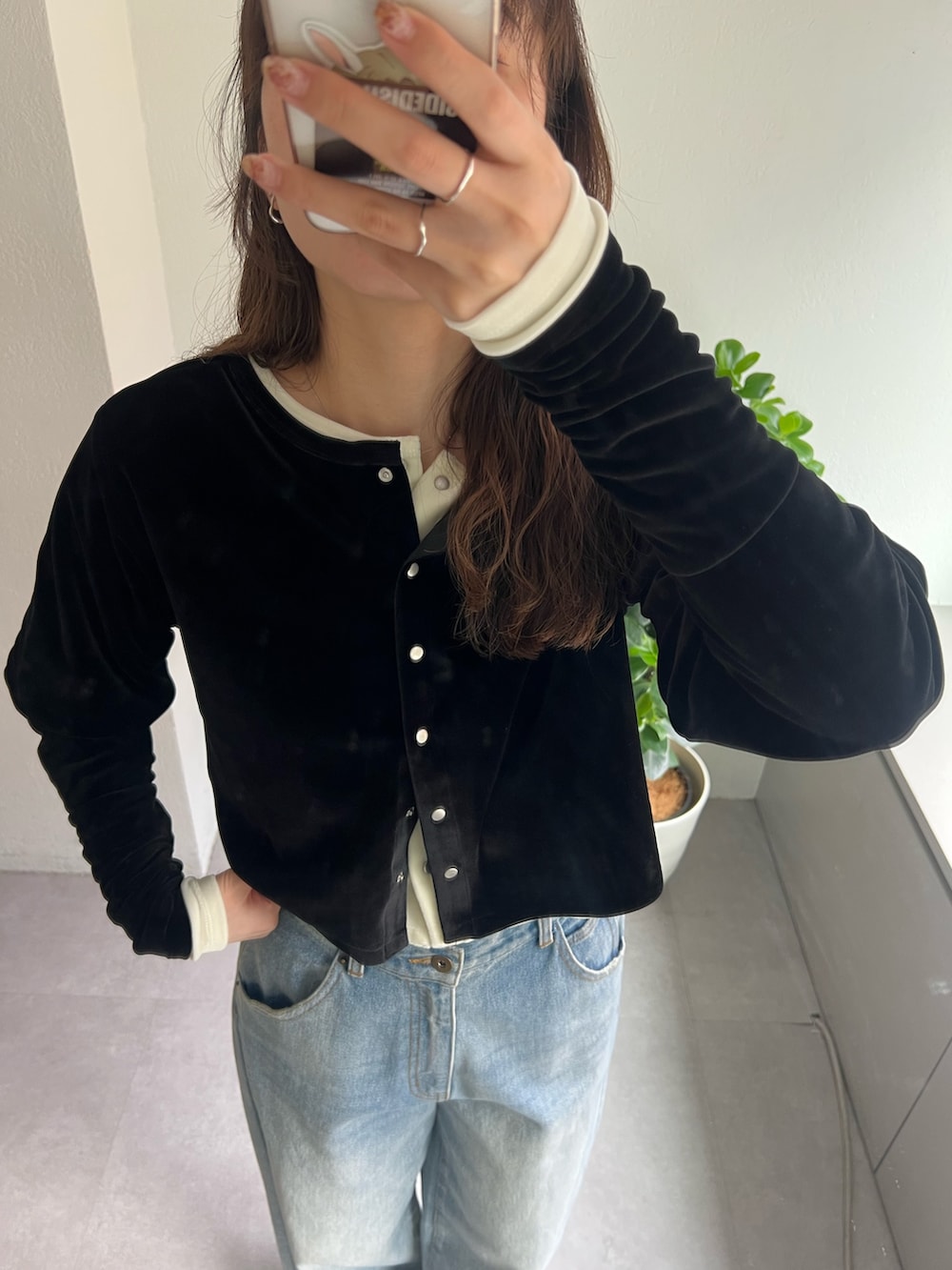 ブラック系のTシャツ/カットソー、ホワイト系のTシャツ/カットソーを着用したレディースの秋コーディネートの3枚目の写真