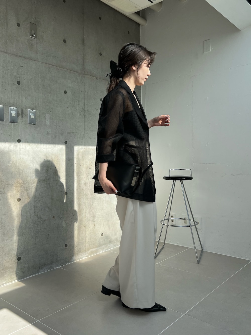 ホワイト系のその他パンツを着用したレディースの春コーディネートの3枚目の写真