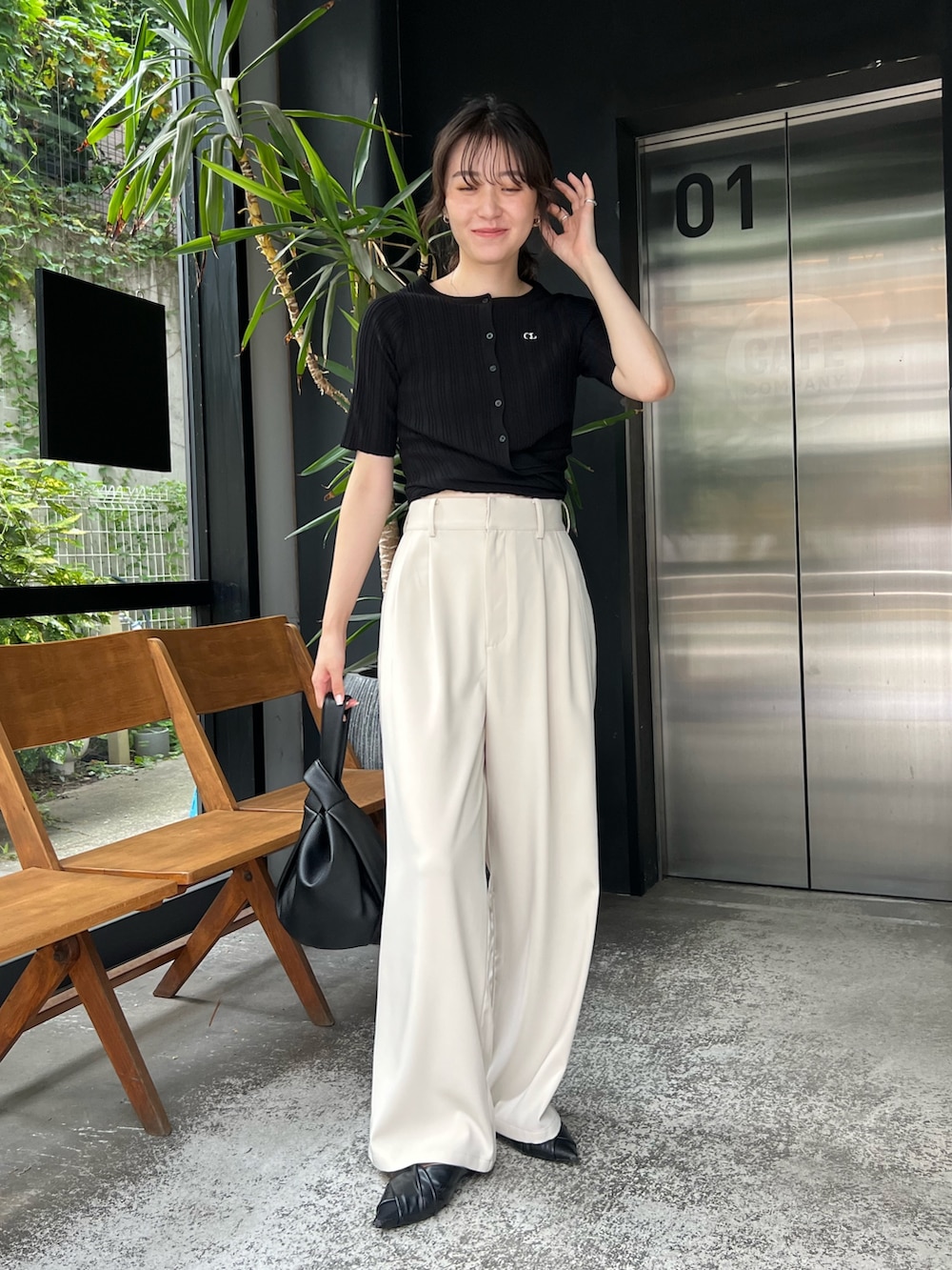 「お出かけコーデ、秋服準備はじめました、モノトーン、ミュール、休日スタイル、カシュクール、リブニット、パンツスタイル、オトナカジュアル、きれいめカジュアル、シンプルコーデ」｜「CAPRICIEUX LE'MAGEのサイドホールラインパンツ（その他パンツ、ホワイト系）」を使った、harunaさん（レディース・165cm）の夏コーディネートの2枚目の写真