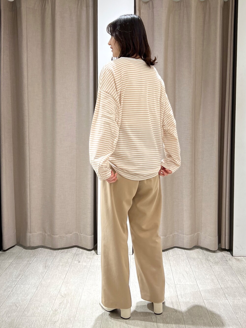 ベージュ系のTシャツ/カットソー、ブラウン系のその他パンツを着用したレディースの春コーディネートの2枚目の写真