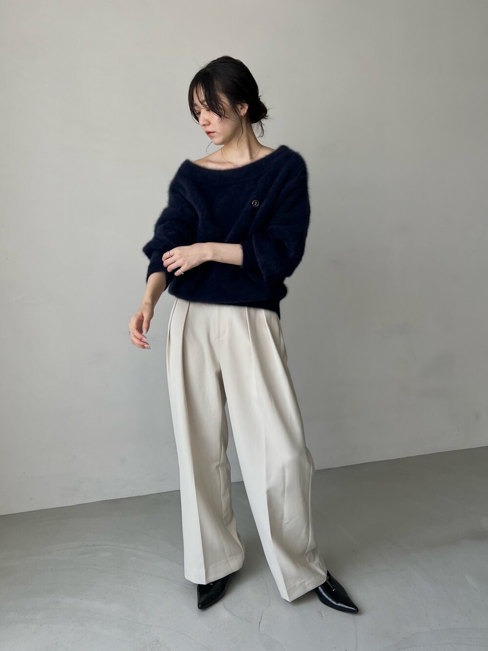 「お出かけコーデ、秋服準備はじめました、ニット、ニットコーデ、モノトーン、シンプルコーデ、大人カジュアル、きれいめカジュアル、オフショル」｜「CAPRICIEUX LE'MAGEの＜新色追加/ブルー＞2タックワイドパンツ（その他パンツ、ホワイト系）」を使った、harunaさん（レディース・165cm）の夏コーディネートの2枚目の写真