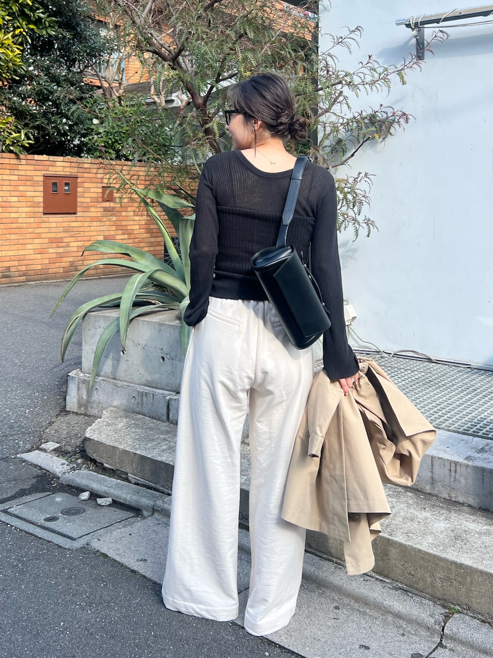 「レイヤードスタイル、ビスチェ、オトナカジュアル、春服コーデ、パンツコーデ、ラクチンコーデ、着回しコーデ、きれいめカジュアル、シンプルスタイル、春、楽チンコーデ、大人ファッション、春服、スウェットコーデ、ゆるコーデ」｜「CAPRICIEUX LE'MAGEの【yao企画】【高身長サイズあり】タックスウェットパンツ（その他パンツ、ホワイト系）」を使った、harunaさん（レディース・165cm）の冬コーディネートの3枚目の写真