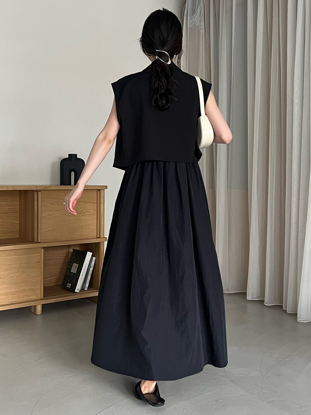 「カジュアルコーデ、オトナ女子、楽チンコーデ、大人かわいい、おでかけコーデ、大人コーデ、夏ファッション、オールブラック、ブラックコーデ、きれいめカジュアル、ベスト、ワンピース」｜「CAPRICIEUX LE'MAGEのテーラードベスト（ベスト、ブラック系）」を使った、harunaさん（レディース・165cm）の夏コーディネートの3枚目の写真