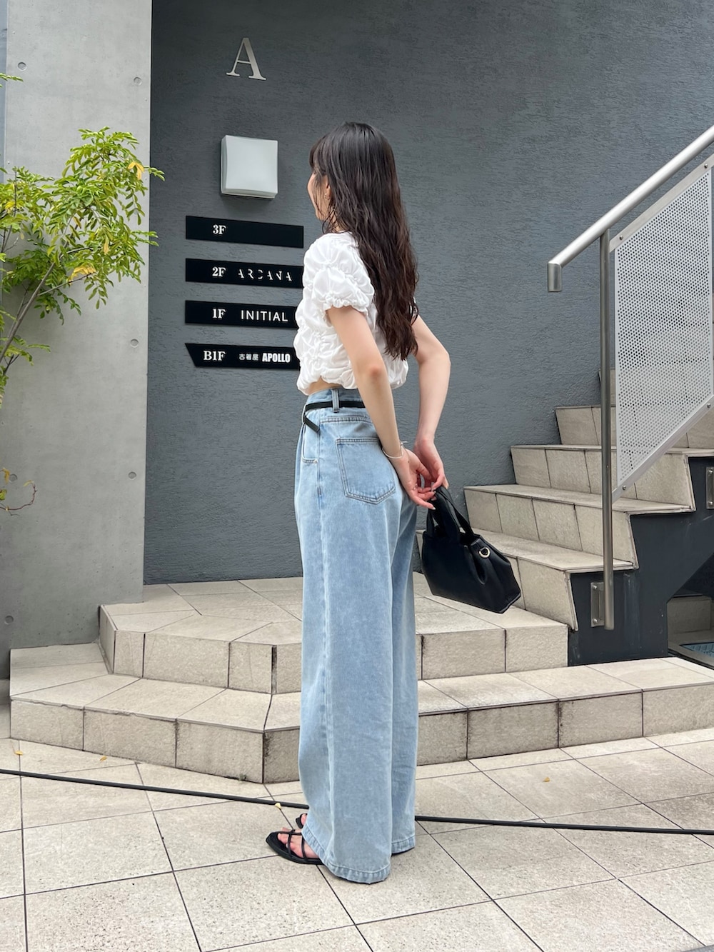 「サンダル、白Tシャツ、デートコーデ、きれいめカジュアル、夏コーデ、韓国ファッション、おでかけコーデ、夏服コーデ、オトナカジュアル、パンツコーデ、大人可愛い、春夏コーデ、シンプルスタイル、カジュアルスタイル、カラーコーデ」｜「CAPRICIEUX LE'MAGEのタックワイドデニム（デニムパンツ、ブルー系）」を使った、harunaさん（レディース・165cm）の夏コーディネートの3枚目の写真