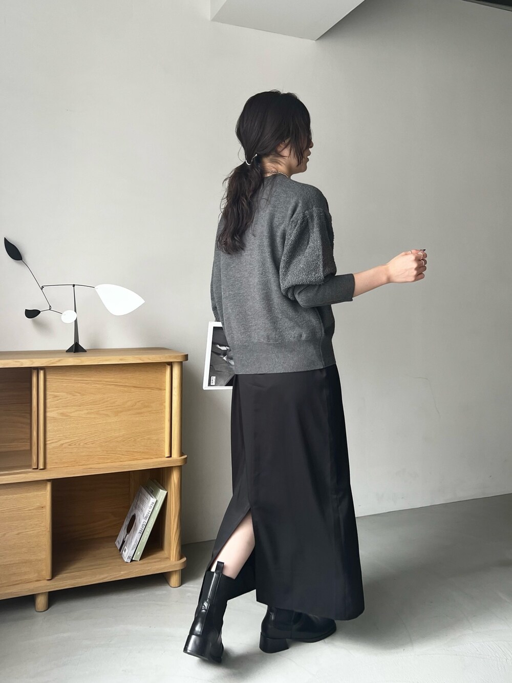「おでかけコーデ、秋コーデ、ブーツ、お出かけコーデ、シンプルコーデ、ワンピース、ニット、ニットコーデ、グレー、グレーコーデ」｜「CAPRICIEUX LE'MAGEのポップコーンパフニット（ニット/セーター、グレー系）」を使った、harunaさん（レディース・165cm）の秋コーディネートの3枚目の写真
