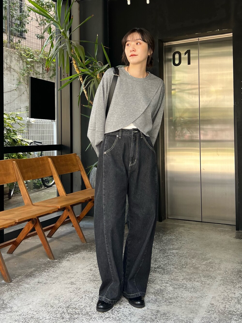 「最近のいい感じコーデ、きれいめカジュアル、カジュアルコーデ、デニム、ブーツ、グレー、シンプルコーデ、骨格ナチュラル」｜「CAPRICIEUX LE'MAGEのサイドタックデニム（デニムパンツ、ブラック系）」を使った、harunaさん（レディース・165cm）の秋コーディネートの2枚目の写真