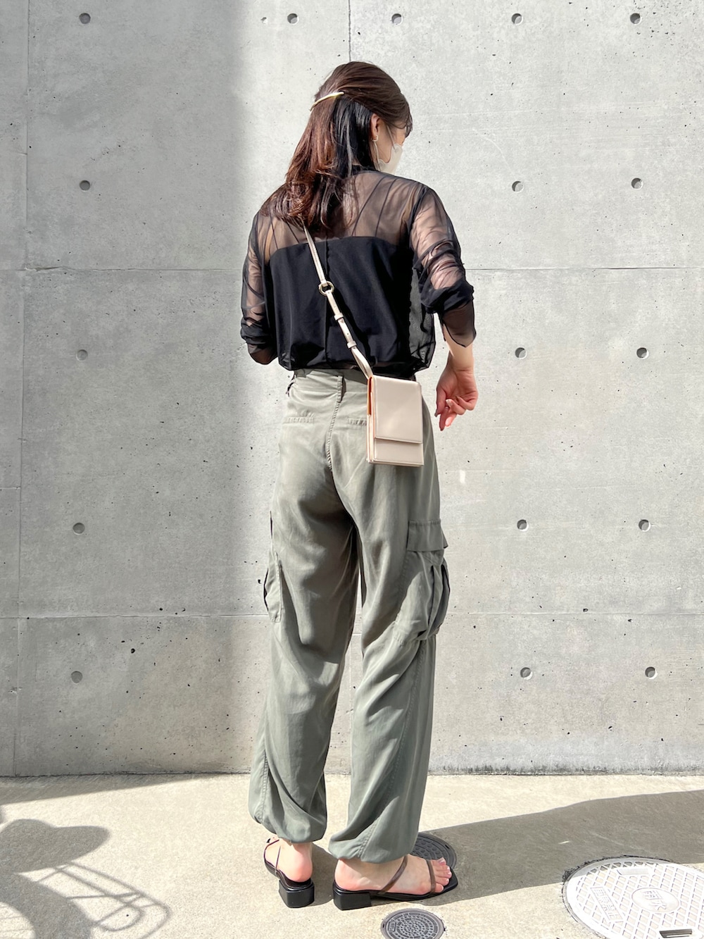 「カーキ、カーゴパンツ、パラシュートパンツ、ブラック、シアートップス、シアー、肌見せ、秋先取りコーデ、秋コーデ、ワークスタイル、お出かけコーデ、秋のコーデ、capricieuxlemage、スマホショルダー、オトナカジュアル」｜「CAPRICIEUX LE'MAGEのシアーハイネックプルオーバー（Tシャツ/カットソー、ブラック系）」を使った、harunaさん（レディース・165cm）の秋コーディネートの2枚目の写真