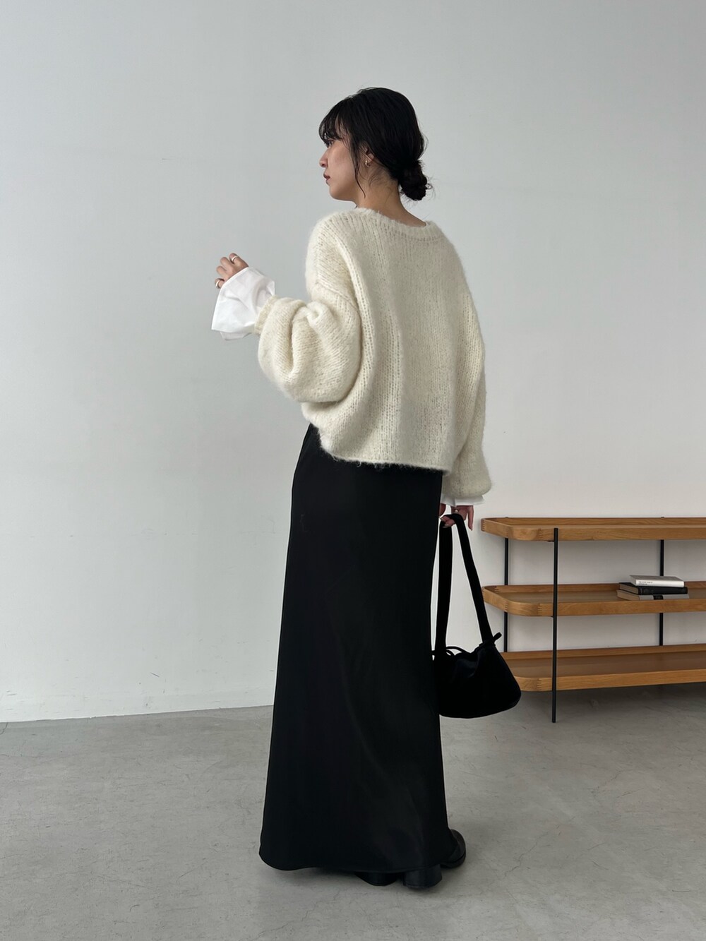 「おしゃ見えテクニック、ニット、レイヤードスタイル、お出かけコーデ、秋コーデ、休日スタイル、モヘアニット、フレアスカート、スカート、サテンスカート」｜「CAPRICIEUX LE'MAGEのフレアカフスロンT（Tシャツ/カットソー、ホワイト系）」を使った、harunaさん（レディース・165cm）の秋コーディネートの5枚目の写真