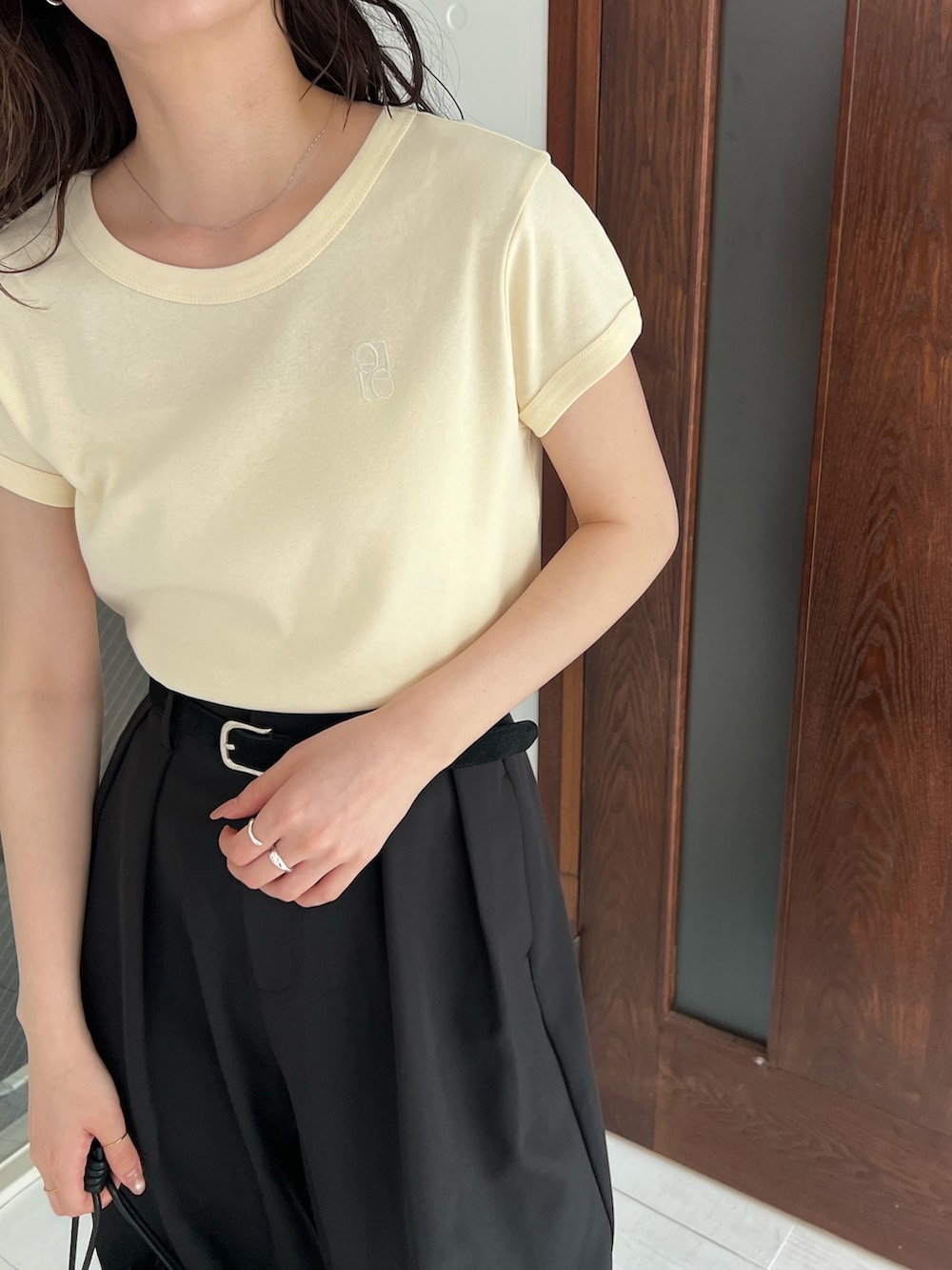 「ワイドパンツ、サンダル、デートコーデ、メガネ女子、きれいめカジュアル、夏コーデ、ラクチンコーデ、初夏コーデ、オトナ女子、夏服、ゆるコーデ、大人かわいい、高身長コーデ」｜「CAPRICIEUX LE'MAGEのラウンドスリーブTシャツ（Tシャツ/カットソー、イエロー系）」を使った、harunaさん（レディース・165cm）の春コーディネートの5枚目の写真