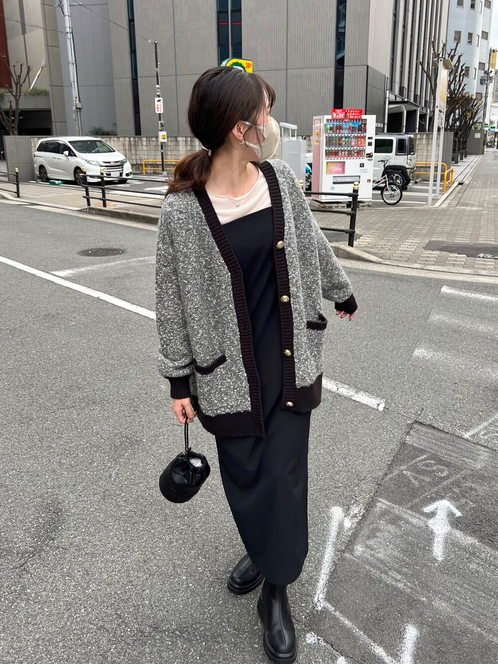 「秋冬コーデ、ツイード、カーディガン、キャミワンピース、ワンピース、モノトーンコーデ、ブラックコーデ、165cm、高身長女子、きれいめカジュアル、オトナカジュアル」｜「CAPRICIEUX LE'MAGEのツイード風ミドルカーディガン（カーディガン/ボレロ、グレー系）」を使った、harunaさん（レディース・165cm）の秋コーディネートの2枚目の写真