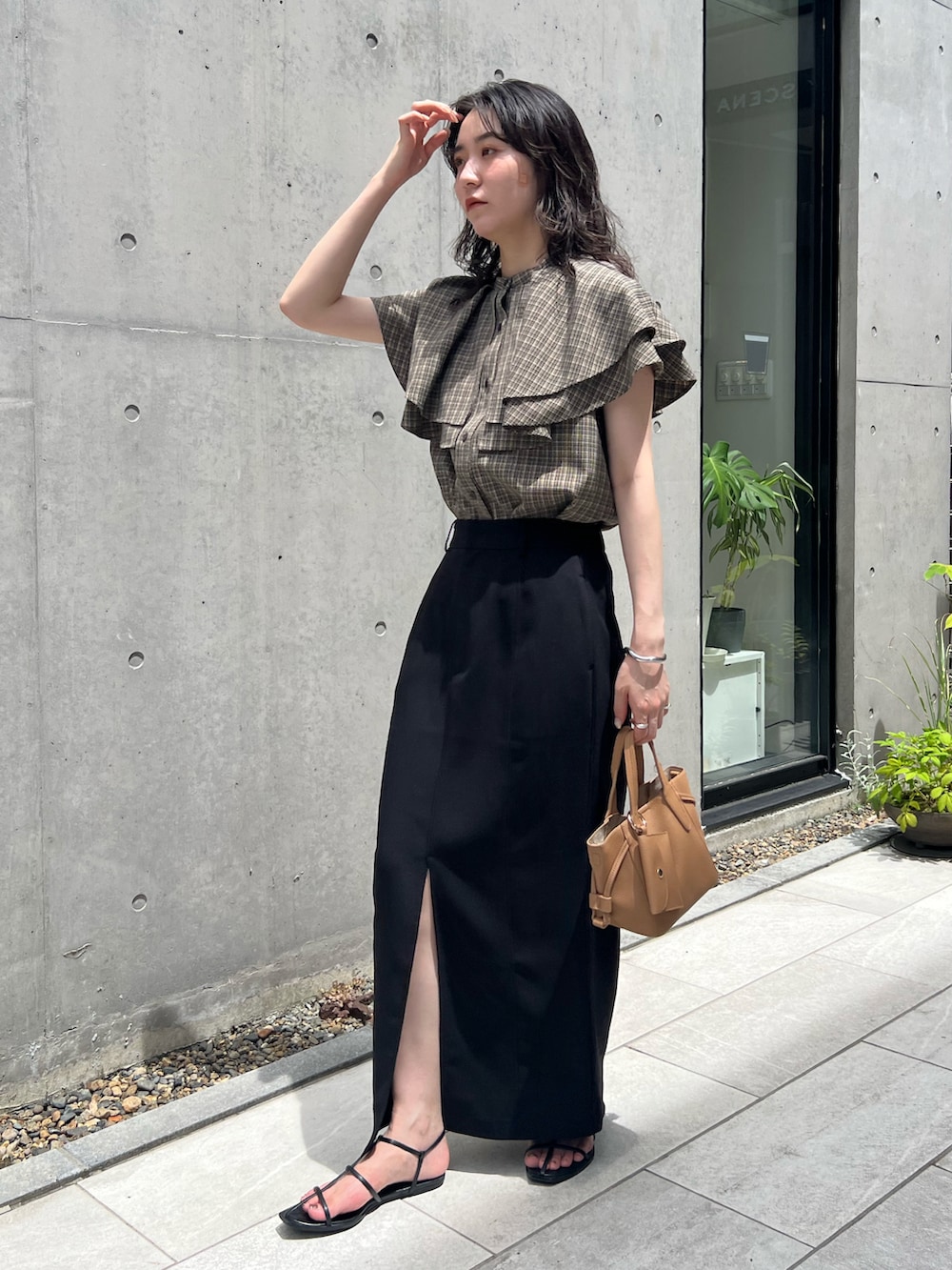 「カジュアルコーデ、楽チンコーデ、オトナ女子、ハンサムコーデ、チェック、チェックシャツ、スカート、タイトスカート、大人カジュアル、おでかけコーデ、先取りコーデ、フリル」｜「CAPRICIEUX LE'MAGEの前スリットスラックススカート（スカート、ブラック系）」を使った、harunaさん（レディース・165cm）の夏コーディネートの2枚目の写真