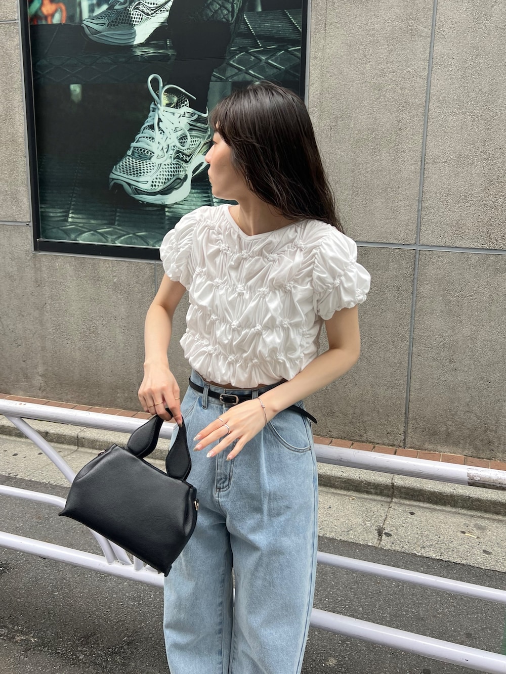「サンダル、白Tシャツ、デートコーデ、きれいめカジュアル、夏コーデ、韓国ファッション、おでかけコーデ、夏服コーデ、オトナカジュアル、パンツコーデ、大人可愛い、春夏コーデ、シンプルスタイル、カジュアルスタイル、カラーコーデ」｜「CAPRICIEUX LE'MAGEのタックワイドデニム（デニムパンツ、ブルー系）」を使った、harunaさん（レディース・165cm）の夏コーディネートの5枚目の写真