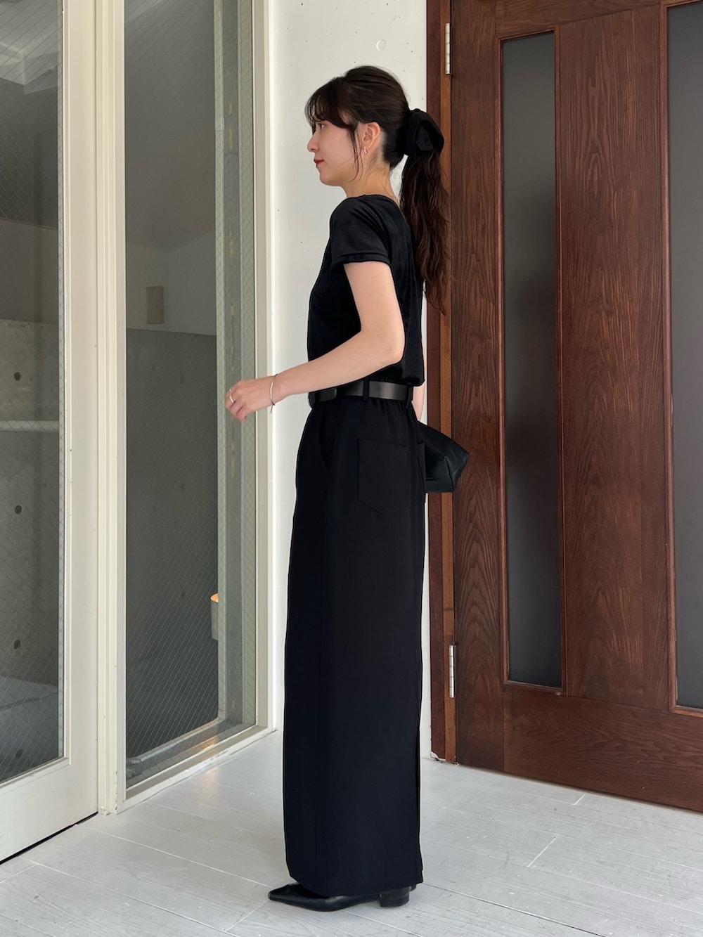 「シアートップス、シンプルコーデ、きれいめカジュアル、ブラックコーデ、夏コーデ、シンプルスタイル、休日スタイル、オトナ女子、Tシャツコーデ、骨格ナチュラル、高身長女子」｜「CAPRICIEUX LE'MAGEの【低身長サイズあり】マキシIラインスカート（スカート、ブラック系）」を使った、harunaさん（レディース・165cm）の夏コーディネートの3枚目の写真