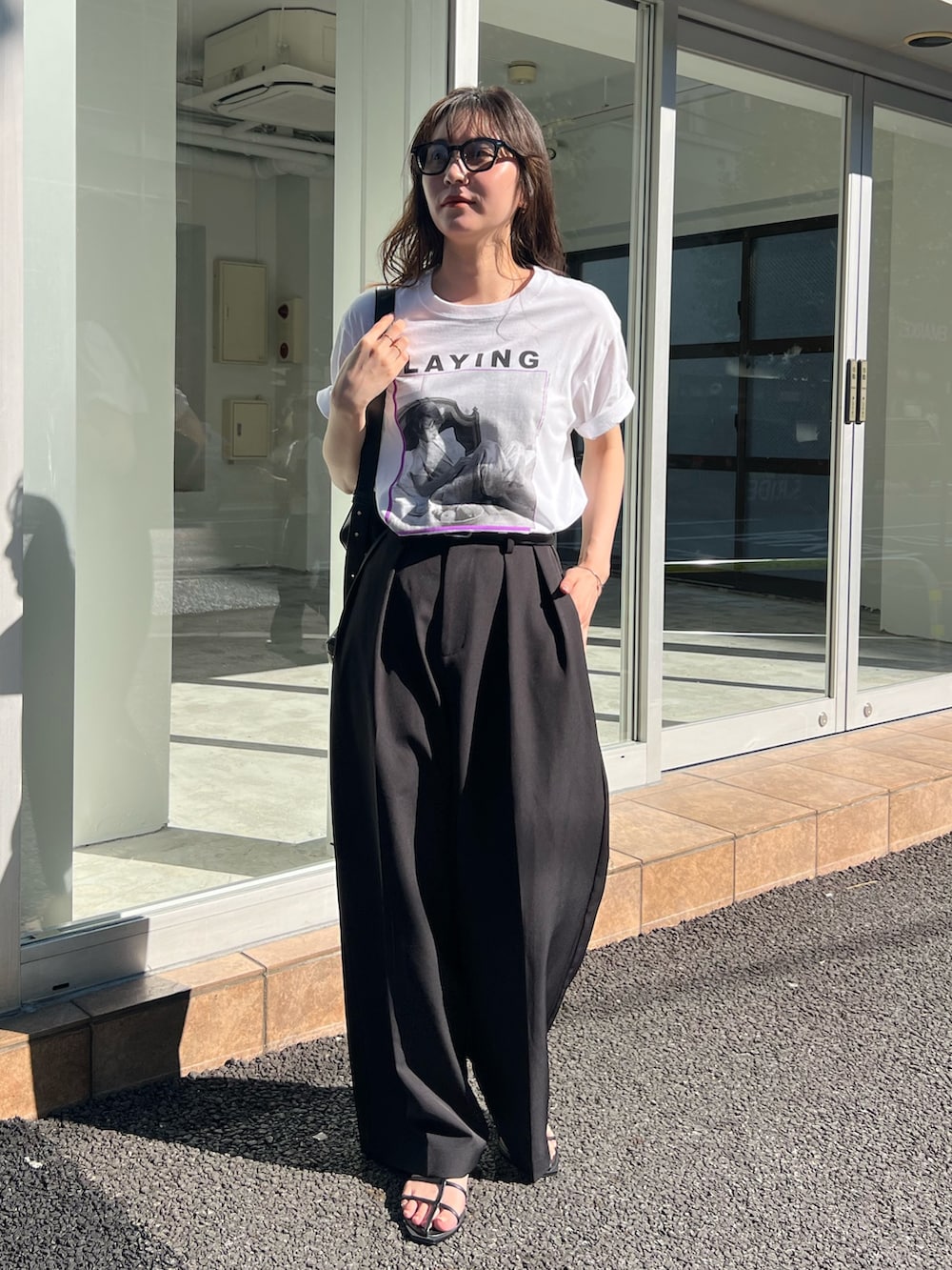 「サングラス、夏コーデ、サンダル、ブラックコーデ、お出かけコーデ、アウトドアスタイル、休日スタイル、夏ファッション、オトナ女子、カジュアルコーデ、骨格ナチュラル、高身長女子」｜「CAPRICIEUX LE'MAGEの【低身長・高身長サイズあり】2タックワイドパンツ（その他パンツ、ブラック系）」を使った、harunaさん（レディース・165cm）の夏コーディネートの2枚目の写真