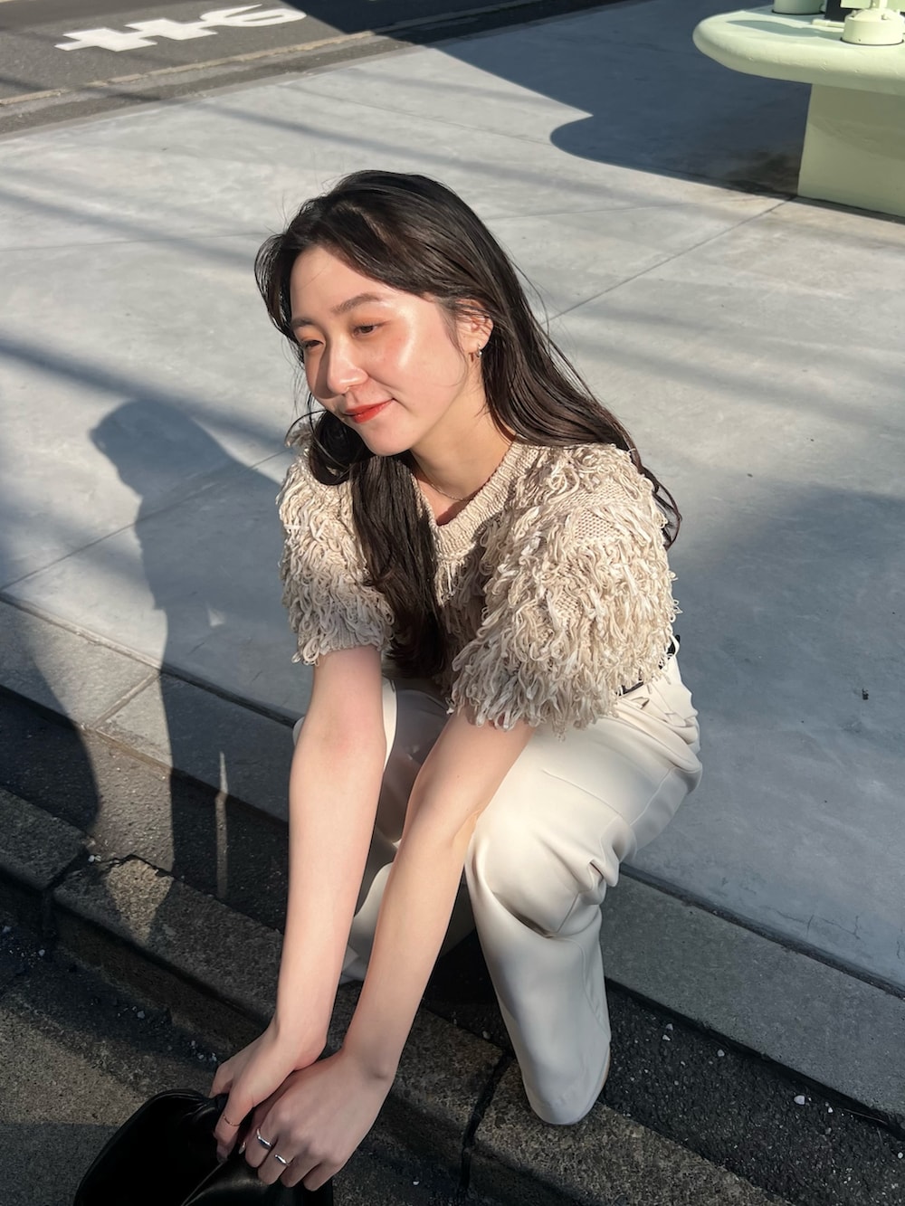 「大人カジュアル、最近のいい感じコーデ、リボン、春夏コーデ、シンプルコーデ、レイヤードスタイル、きれいめカジュアル、大人女子、春、カジュアルコーデ、キレイめ、オトナカジュアル、今日のコーデ、パンツスタイル」｜「CAPRICIEUX LE'MAGEのループフリンジ半袖プルオーバー（ニット/セーター、ベージュ系）」を使った、harunaさん（レディース・165cm）の春コーディネートの5枚目の写真
