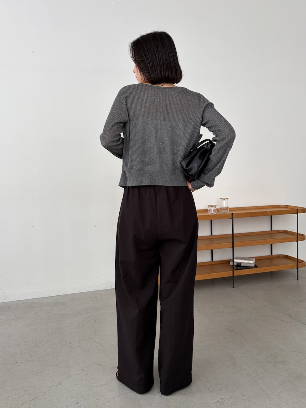 ブラック系のその他パンツ、ブラック系のショルダーバッグ、ホワイト系のキャミソールを着用したレディースの夏コーディネートの3枚目の写真