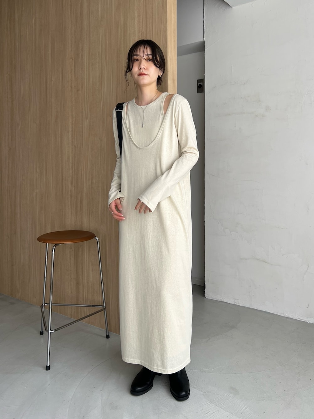 「お出かけコーデ、秋服準備はじめました、レイヤードスタイル、淡色コーデ、ワンピース、ブーツ、シンプルコーデ、骨格ナチュラル、高身長女子」｜「CAPRICIEUX LE'MAGEの【低身長サイズあり】2SET Uネックワンピース（ワンピース、ベージュ系）」を使った、harunaさん（レディース・165cm）の夏コーディネートの2枚目の写真
