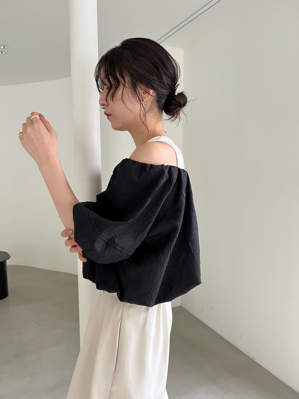 「休日スタイル、きれいめカジュアル、シンプル、ブラックコーデ、ブラウス、タックパンツ、パンツコーデ、パンツスタイル、レイヤードスタイル」｜「CAPRICIEUX LE'MAGEの＜新色追加/ブルー＞2タックワイドパンツ（その他パンツ、ホワイト系）」を使った、harunaさん（レディース・165cm）の夏コーディネートの4枚目の写真