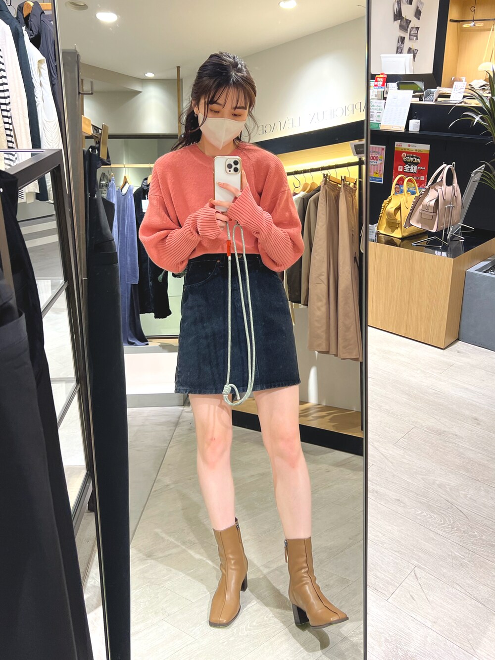 「カジュアルコーデ、ピンク、ピンクコーデ、パフスリーブ、ミニスカート、デニムスカート、きれいめカジュアル、ショート丈トップス、ブラウン、トレンド、ロングスリーブ」｜「CAPRICIEUX LE'MAGEの保温パフットニット（ニット/セーター、ピンク系）」を使った、harunaさん（レディース・165cm）の秋コーディネートの3枚目の写真