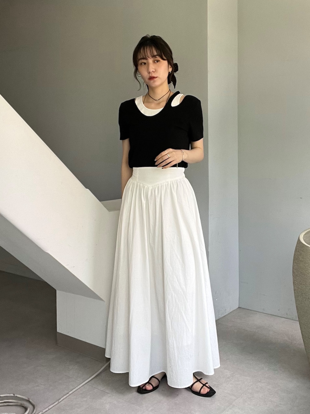 「レイヤードスタイル、サンダル、白Tシャツ、黒Tシャツ、モノトーン、デートコーデ、ロングスカート、きれいめカジュアル、夏コーデ、韓国ファッション、お出かけコーデ、大人可愛い、着回しコーデ、オトナ女子、きれいめコーディネート」｜「CAPRICIEUX LE'MAGEの【1枚で着映え】レイヤードアシメネックTシャツ（Tシャツ/カットソー、ブラック系）」を使った、harunaさん（レディース・165cm）の夏コーディネートの2枚目の写真