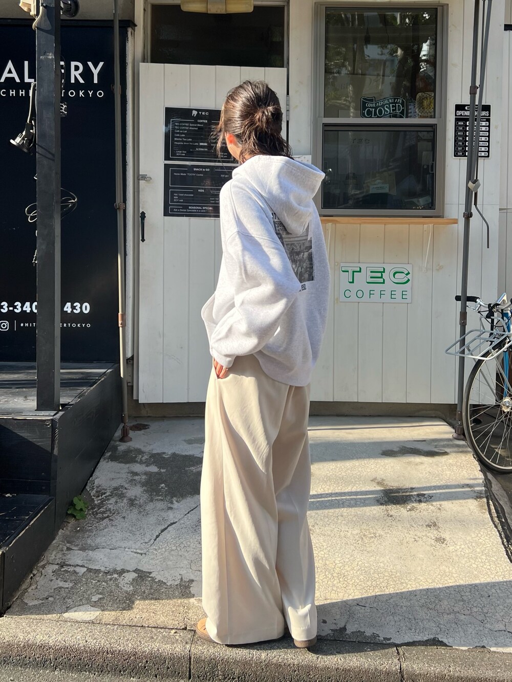 「最近のいい感じコーデ、冬コーデ、スニーカー、スウェット、パーカー、ワイドパンツ、シンプルコーデ、ゆるコーデ、ホワイトコーデ」｜「GOOD ROCK SPEEDの〈GOOD ROCK SPEED〉LIFEフーディ（パーカー、グレー系）」を使った、harunaさん（レディース・165cm）の秋コーディネートの2枚目の写真