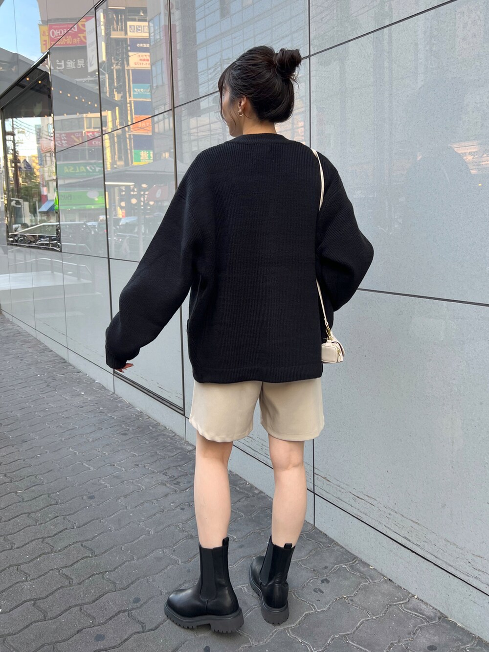 ホワイト系のシャツ/ブラウス、ブラック系のカーディガン/ボレロ、ホワイト系のその他パンツを着用したレディースの秋コーディネートの2枚目の写真