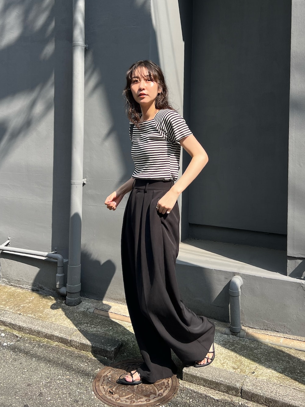 「お出かけコーデ、秋服準備はじめました、モノトーン、休日スタイル、Tシャツ、ワイドパンツ、ブラックコーデ、大人カジュアル、シンプルコーデ」｜「CAPRICIEUX LE'MAGEのミニ袖スクエアネックTシャツ（Tシャツ/カットソー、ブラック系）」を使った、harunaさん（レディース・165cm）の夏コーディネートの2枚目の写真