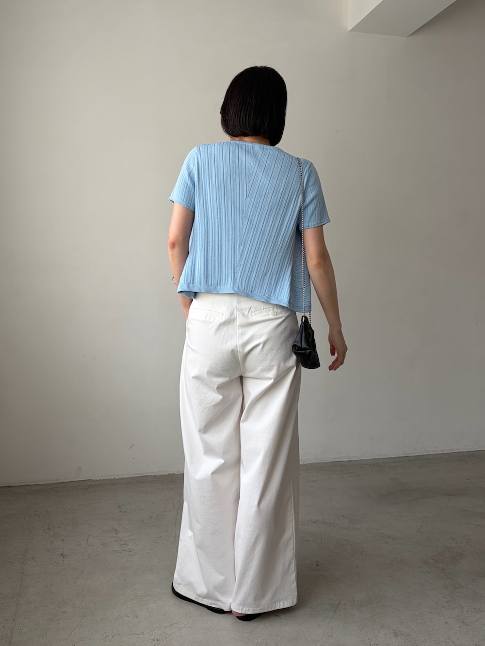 ホワイト系のその他パンツ、ホワイト系のキャミソール、ブルー系のカーディガン/ボレロを着用したレディースの夏コーディネートの4枚目の写真