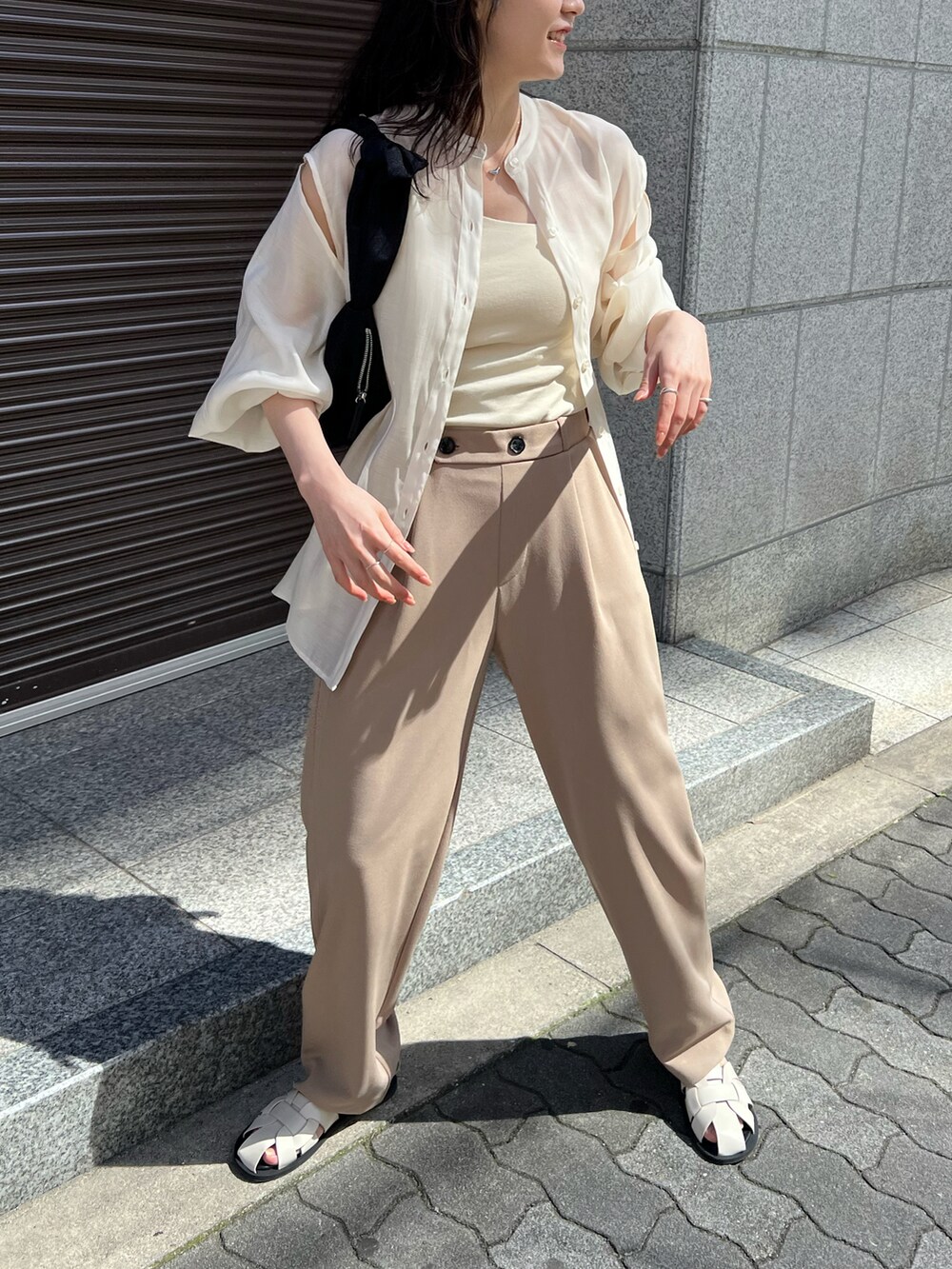 「オトナ女子、おでかけコーデ、春服コーデ、休日スタイル、きれいめカジュアル、ゆるコーデ、ベージュ、ワントーンコーデ、淡色コーデ、スリット、パンツスタイル、シアーシャツ」｜「CAPRICIEUX LE'MAGEのカットジョーゼットパンツ（その他パンツ、ベージュ系）」を使った、harunaさん（レディース・165cm）の春コーディネートの3枚目の写真