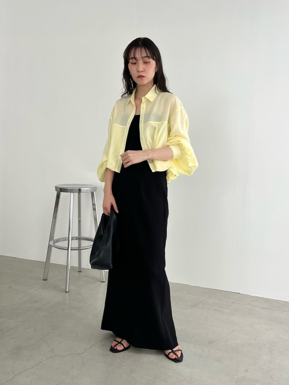 「サンダル、シャツスタイル、お出かけコーデ、デートコーデ、きれいめカジュアル、初夏コーデ、カラーコーデ、着回しコーデ、きれいめコーディネート、差し色、大人女子、デート、スカート」｜「CAPRICIEUX LE'MAGEの【低身長サイズあり】マキシIラインスカート（スカート、ブラック系）」を使った、harunaさん（レディース・165cm）の春コーディネートの2枚目の写真