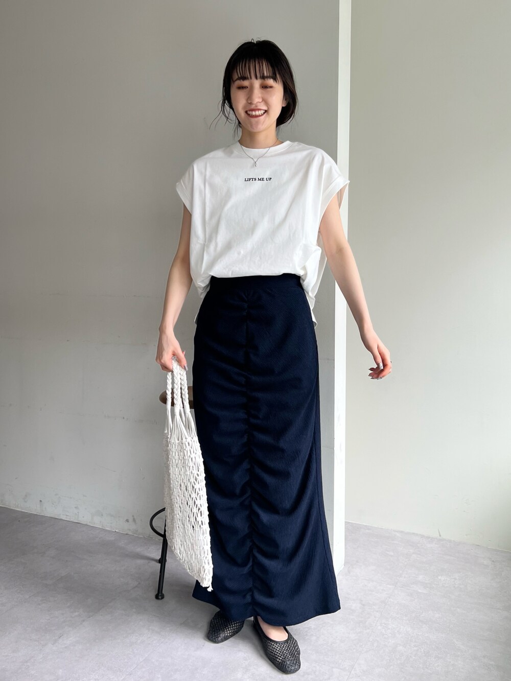 「休日スタイル、シンプルコーデ、春、キレイめカジュアル、春夏コーデ、初夏コーデ、オトナ女子、大人カジュアル、ロゴT、ノースリーブ、スカート」｜「CAPRICIEUX LE'MAGEのノースリフロッキーTシャツ（Tシャツ/カットソー、ホワイト系）」を使った、harunaさん（レディース・165cm）の春コーディネートの2枚目の写真